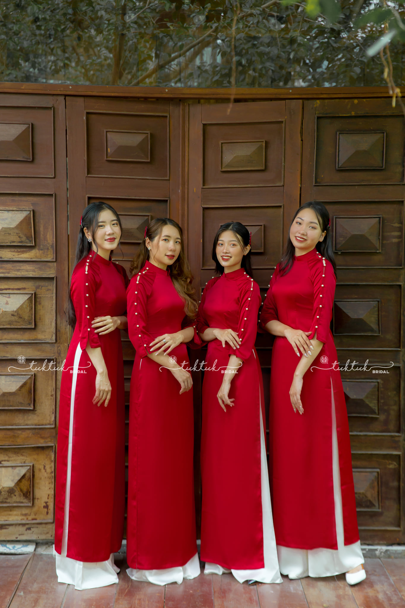 Áo dài bưng quả màu đỏ 05