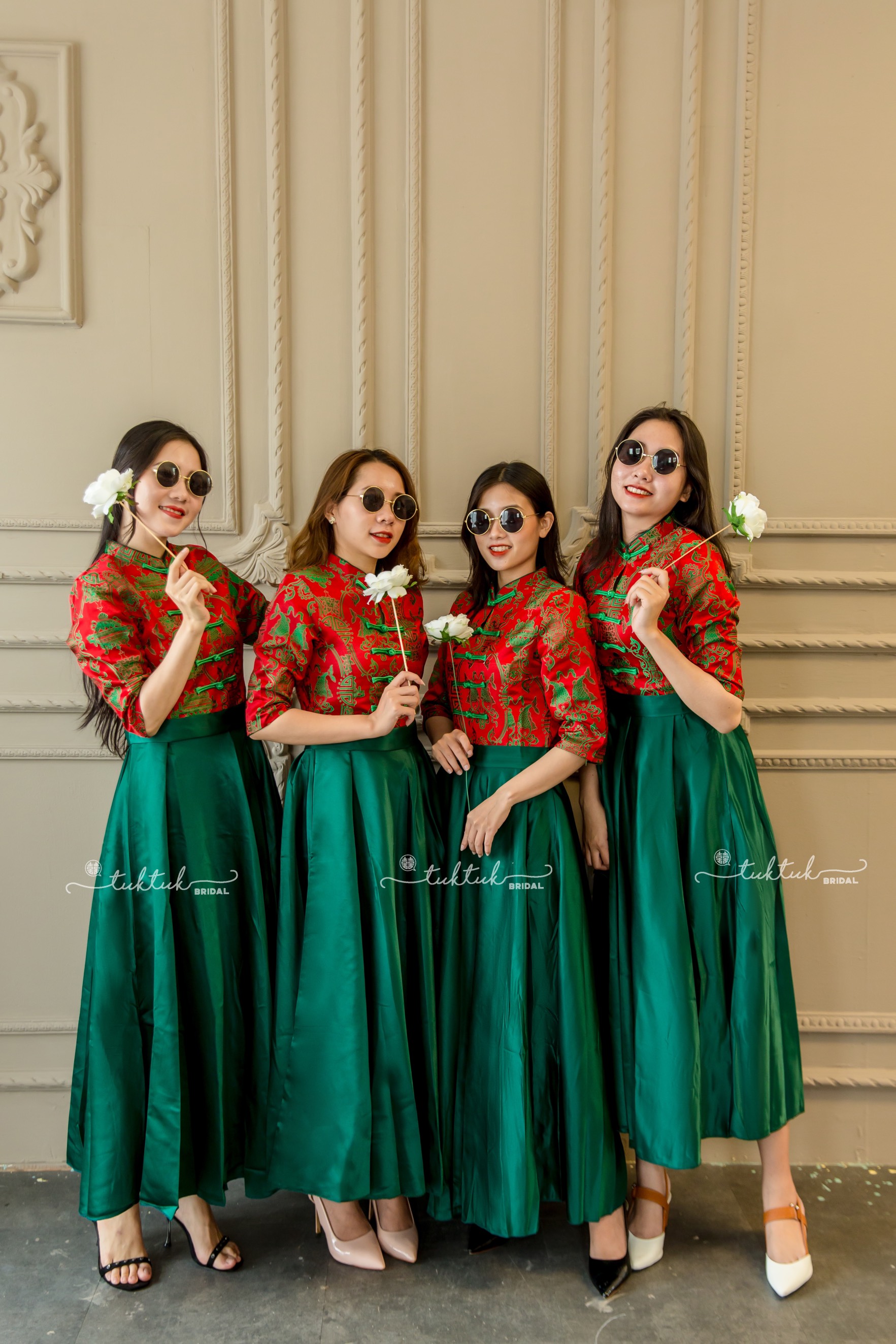 Áo khỏa bưng quả