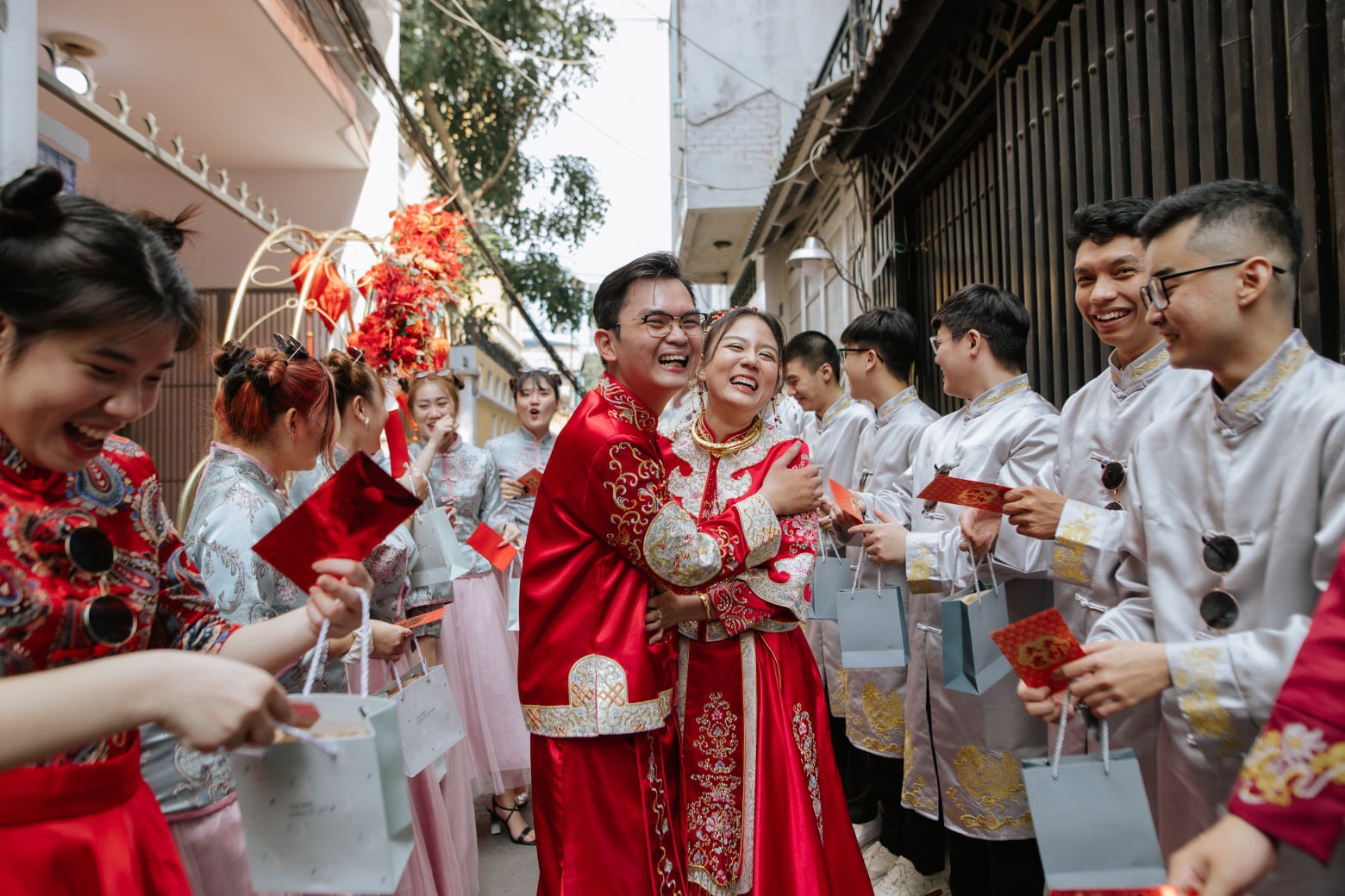 Áo khỏa bưng quả