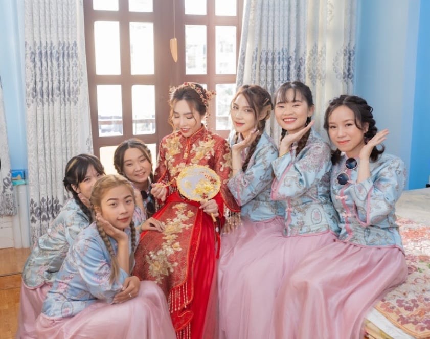 Áo khỏa bưng quả