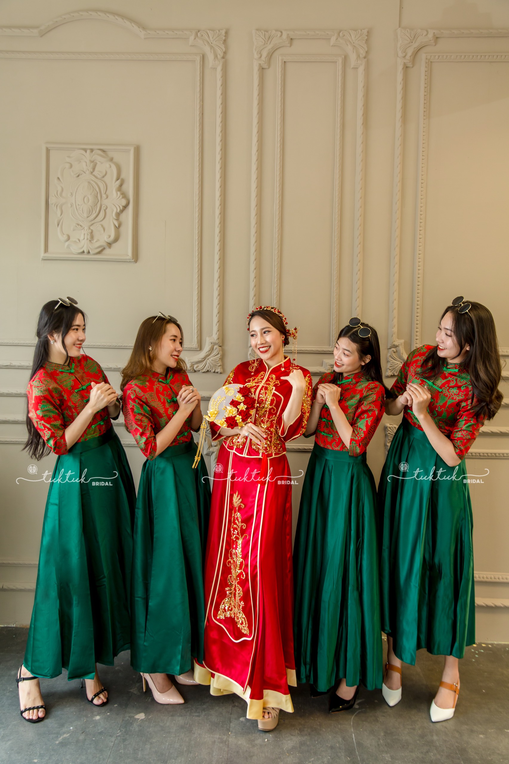 Áo khỏa bưng quả