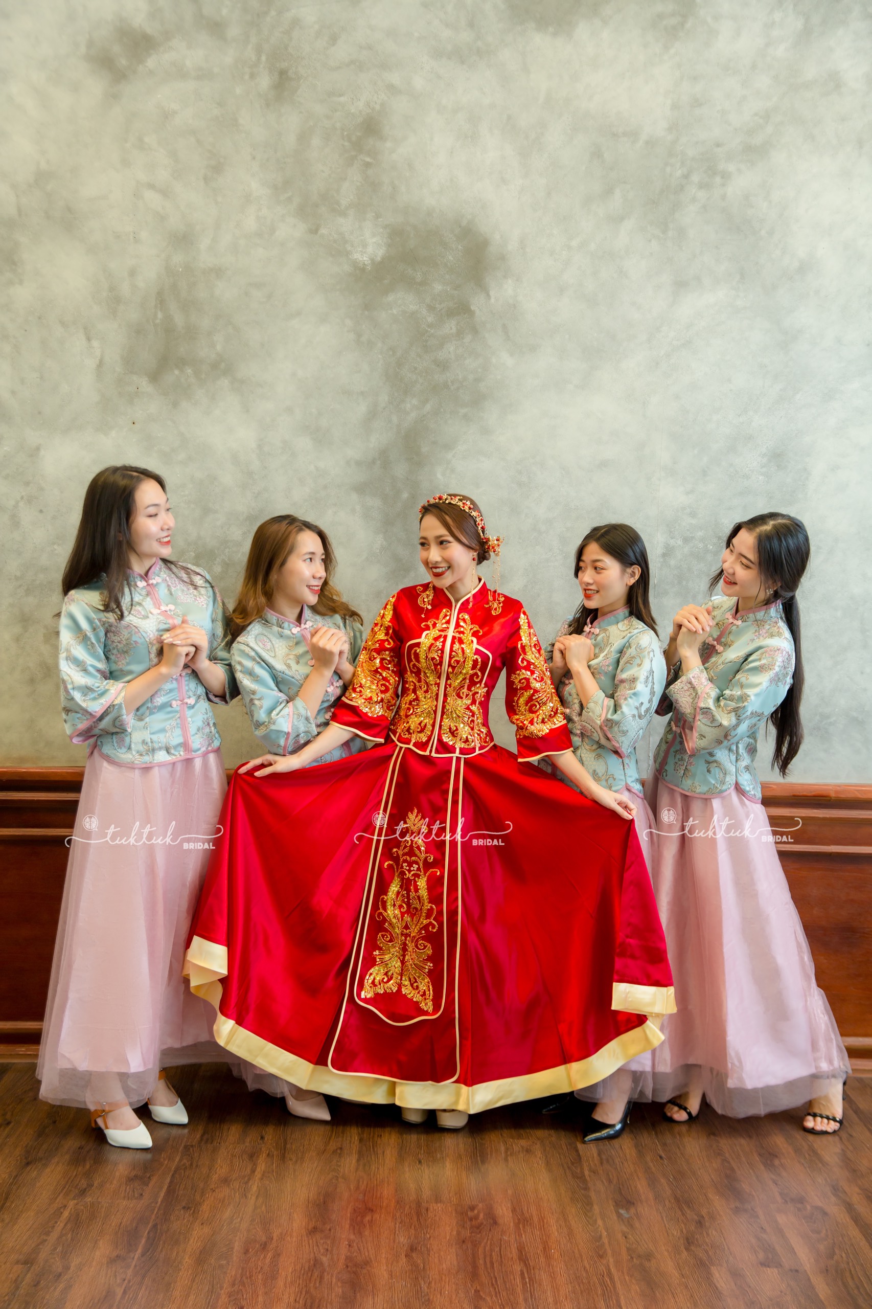 Áo khỏa bưng quả