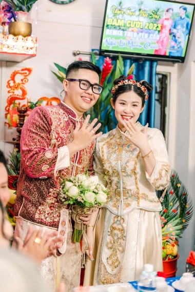 Cặp hỷ phục nam nữ vàng ,nam tím ánh kim hoạ tiết vàng kim